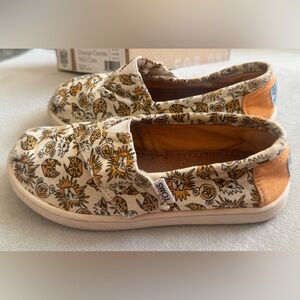 TOMS Kids Sneakers - Cream with Orange and Wild Cats Printed Designs